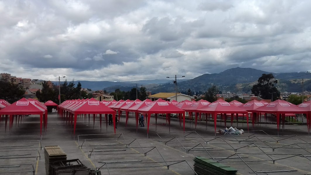 Flota de carpas plegables rojas Cuenca